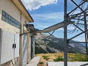 Le cable 400v a tordu la platine et repose sur le cable DATA