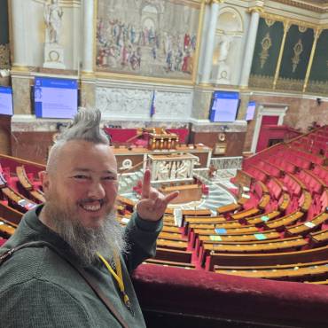 Un punk à l’Assemblée Nationale ?